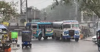 ভারী বৃষ্টিতে বিপর্যস্ত ভারত, সতর্কতা জারি